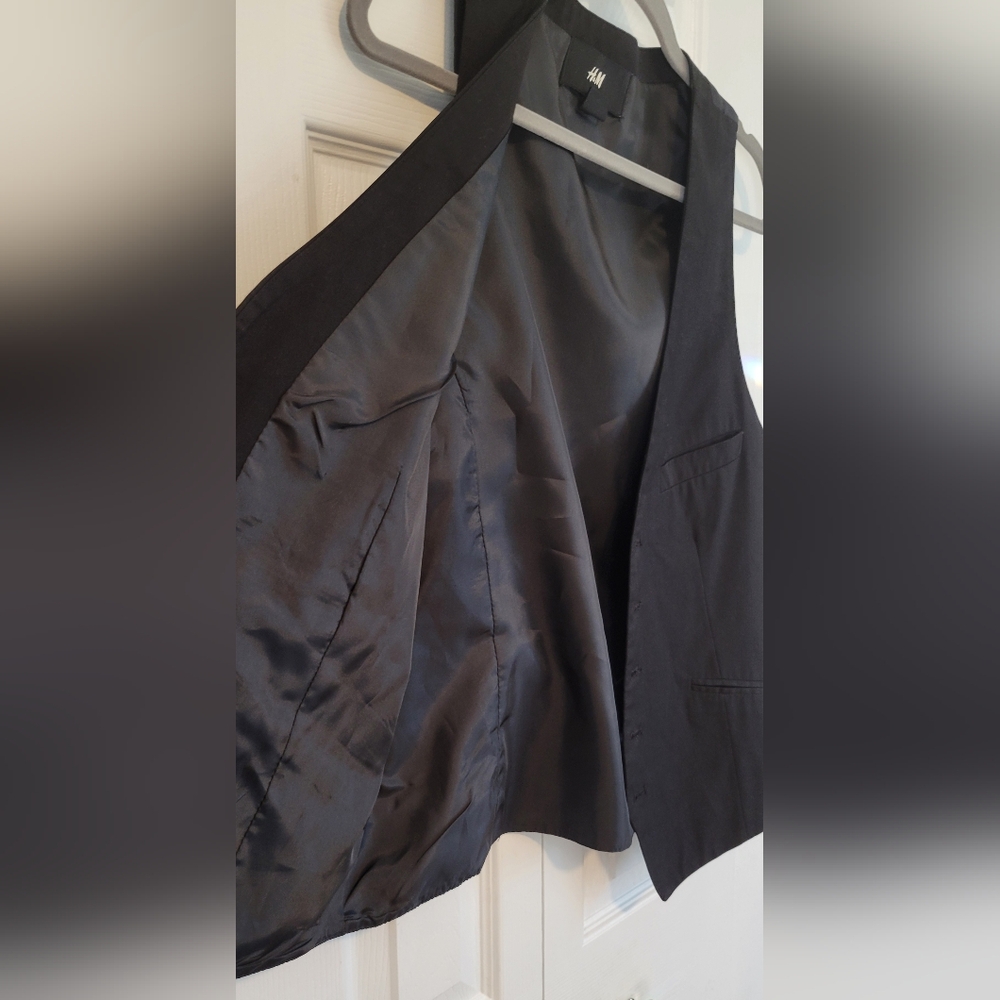 Men's H&M Black Vest Size 40R 20" P2P 26" Length - Picture 6 of 11